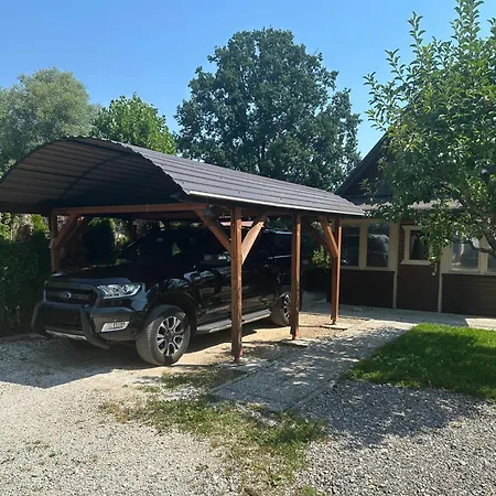 Chalet Mocvirski Tulipan Lubiana